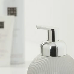 Sealskin Zeepdispenser Convex Lichtgrijs 11 Sealskin Zeepdispenser Convex Lichtgrijs -Badkamer Winkel 123 2742