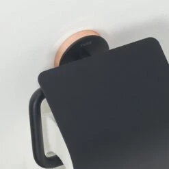 Tiger Toiletrolhouder Urban Zwart Met Klep 18 Tiger Toiletrolhouder Urban Zwart Met Klep -Badkamer Winkel 123 7334